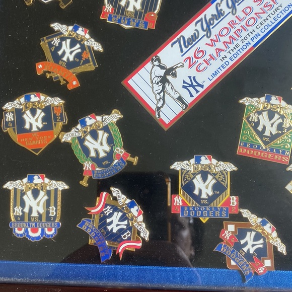 Calling all Yankees fans! Collectible pin collection in a beautiful wooden case - Picture 4 of 6